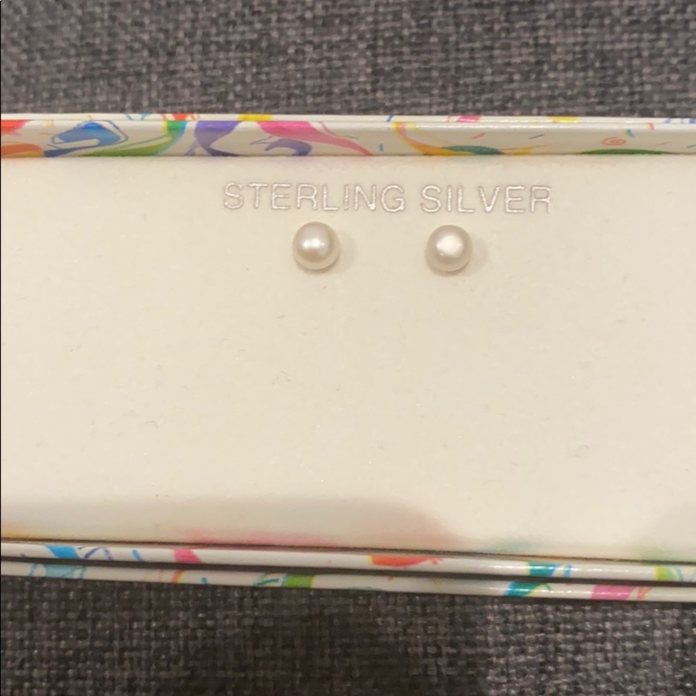 Pearl earring with sterling silver posts